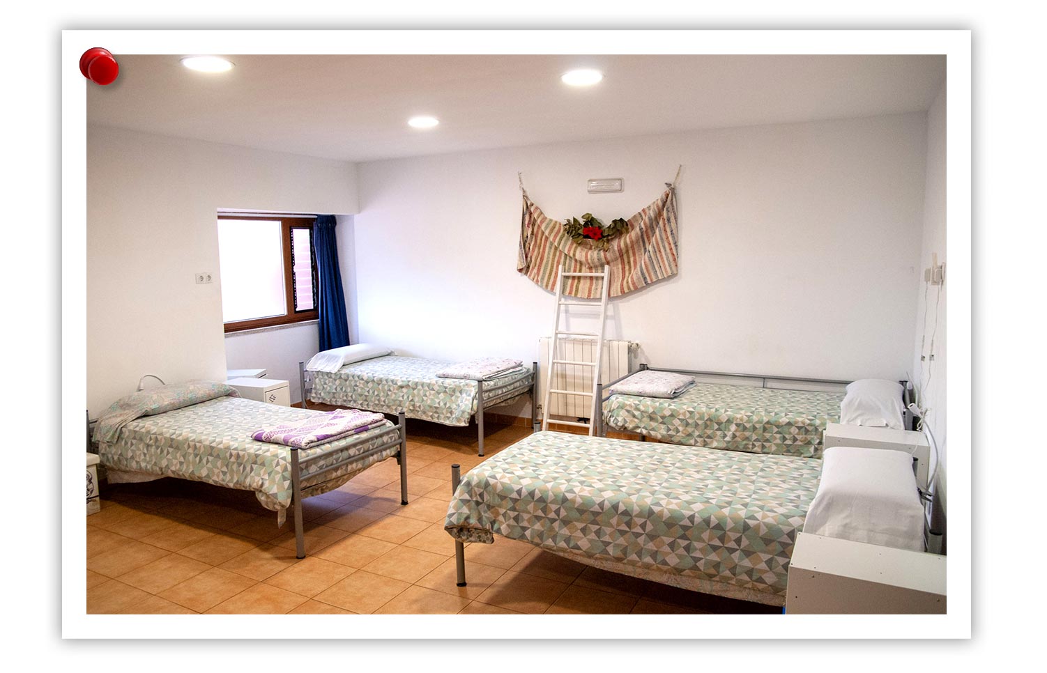 Habitación compartida con 6 camas en Albergue Casa Roxica